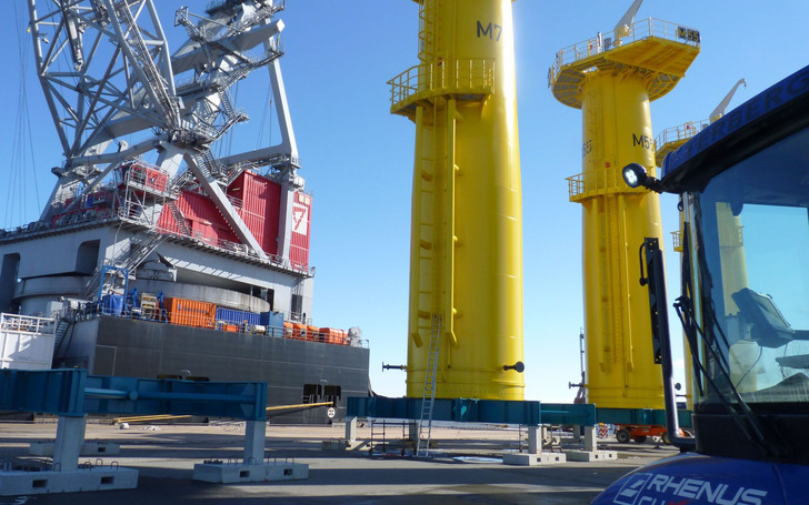 Verladung von Transition Pieces im Hafen in Cuxhaven