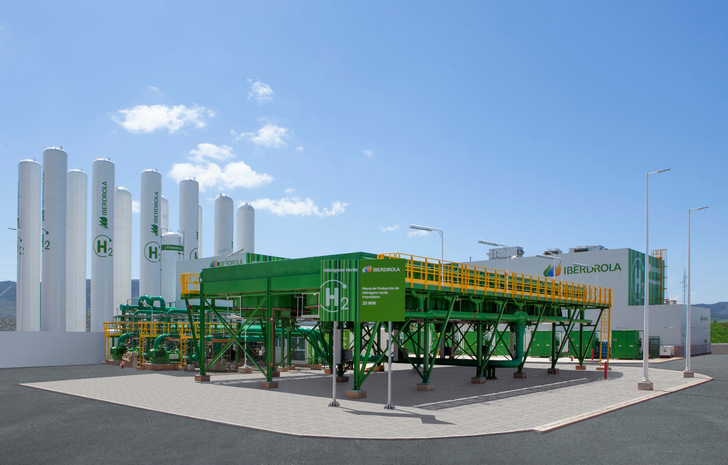 Zusammen mit Iberdrola hat Fertiberia die Wasserstoffanlage errichtet. Der Strom kommt aus einem Solarpark und fließt über eine spezielle Leistungselektronik von SMA. - © Iberdola
