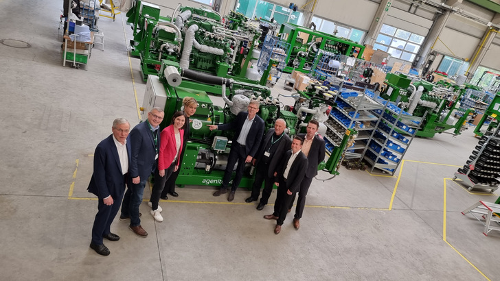 NRW-Wirtschaftsministerin Mona Neubaur und Vertreter des LEE NRW besuchten 2G Energy. 