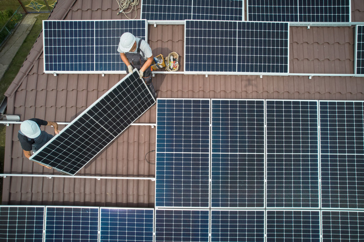 Die Arbeit macht mehr Spaß, wenn man als Mitarbeiter an den Gewinnen des Firmensolardachs beteiligt wird. - © anatoliy_gleb - stock.adobe.com
