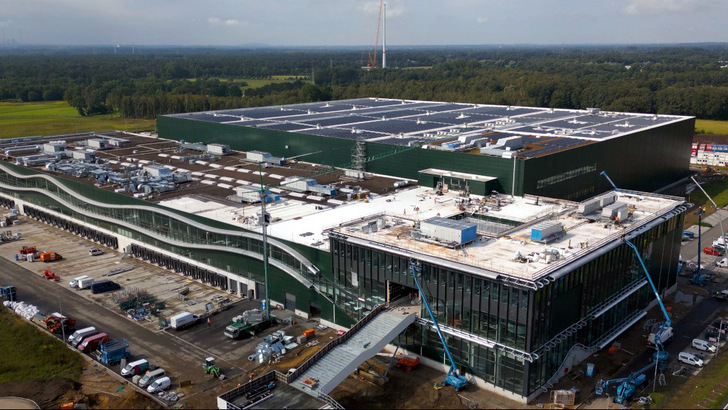 Die Solaranlage auf dem Dach des Logistikzentrums liefert die Energie für das Warenhaus von Levi Strass & Co. in Dorsten. - © Playback Images
