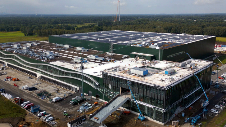 Die Solaranlage auf dem Dach des Logistikzentrums liefert die Energie für das Warenhaus von Levi Strass & Co. in Dorsten.