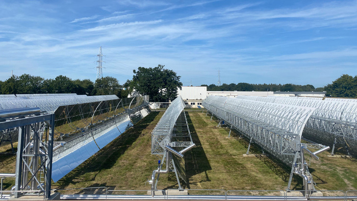 Die Parabolspiegel bündeln des Sonnenlicht und erwärmen in einem Kollektorrohr die Solarflüssigkeit.