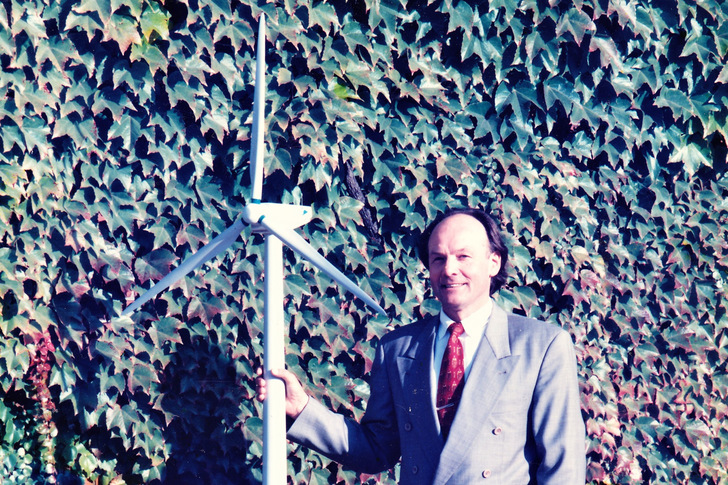 Technologie aus den Neunzigerjahren: Das Foto und Per Lind neben einem Modell der Get 41a.