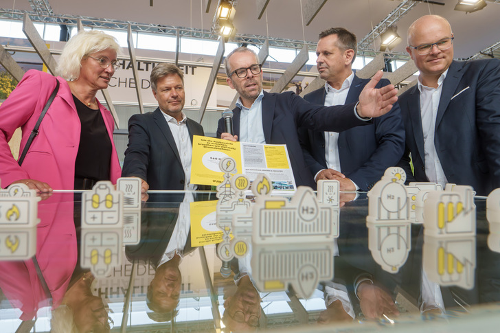 Eröffneten die Husum Wind: Bärbel Heidebroek, Robert Habeck, Ove Petersen, Olaf Lies und Tobias Goldschmidt.