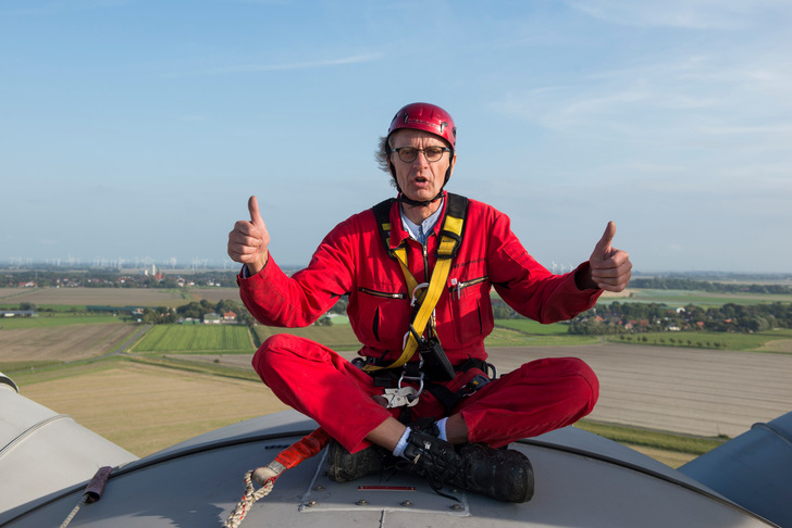 Manfred Lührs, Sachverständiger für Windenergieanlagen, posiert auf eine Enercon E70 Windenergieanlage bei Wesselburen (Dithmarschen).