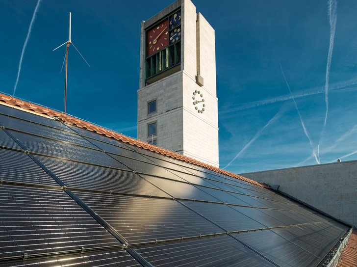 Blick auf die PV-Anlage auf dem Dach des Stuttgarter Rathauses, auch Freiflächen-Photovoltaik gerät in den Fokus kommunaler Energieversorgung beziehungsweise der Stadtwerke. 