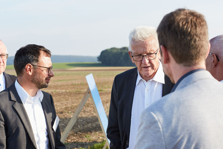 Baden-Württembergs Ministerpräsident Windfried Kretschmann bei der Eröffnung des Testfelds. - © ZSW / David Arzt
