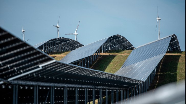 Die durchaus hügelige Uckermark machte die Anpassung des Solarparks an den Geländeverlauf notwendig.