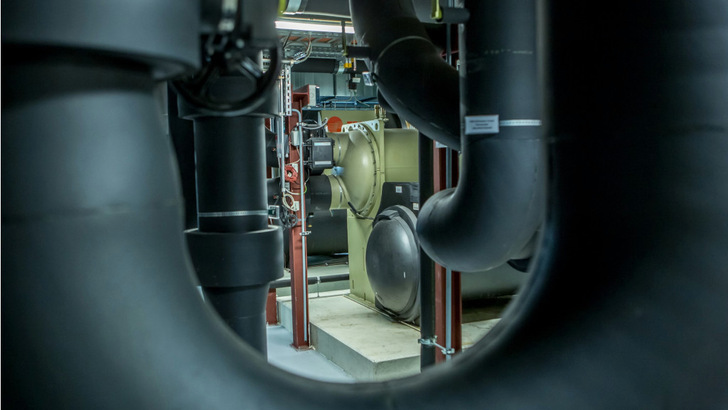 Auch eine innovative Wärmetechnik: Mit solchen Kältemaschinen entziehen die Stadtwerke München dem Wasser im Kreislauf die Wärme. - © sl-pictures.de/SWM
