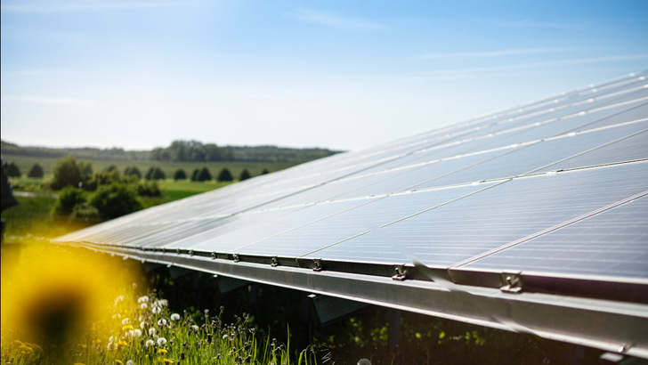 Sunnic Lighthouse, eine Tochter von Enerparc, liefert den Solarstrom nach vorher festgelegtem Fahrplan.