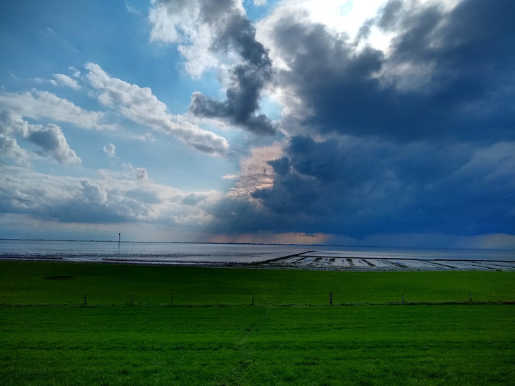 Ein hoffentlich harmloses Gewitter zieht auf. Aber Meteorologen befürchten in Zukunft mehr extreme Wetterereignisse.