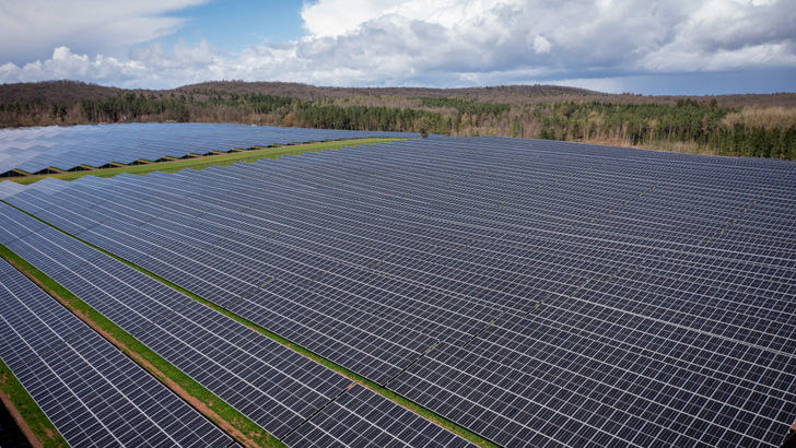 Der Solarpark in Bundorf liefert jährlich 131 Milliarden Kilowattstunden Strom. Ein Teil davon wird auch für die Wärmeversorgung vor Ort genutzt. - © Egis
