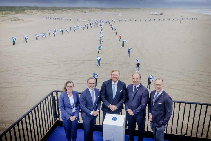 Prominenz bei der Einweihung: Helene Biström, Martijn Hagens (beide Vattenfall), der niederländische König Willem-Alexander, Martin Brudermüller (CEO BASF) and Oliver Bäte (CEO Allianz). - © Jorrit Lousberg/Light at Work Photography
