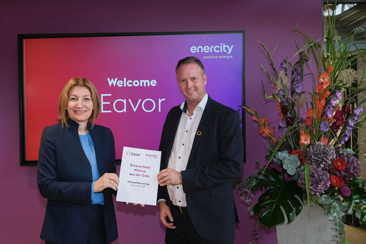 Enercity-Vorstandsvorsitzende Susanna Zapreva und Eavor-Geschäftsführer Daniel Mölk unterzeichnen den Wärmeliefervertrag für Hannover.