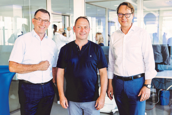 Arbeiten künftig enger zusammen: Stephan Frense (CEO der Arge Netz), Ralf Höper (Geschäftsführer der Ane Energy) und Christian Heine, Sprecher der Geschäftsführung der Hamburger Energiewerke (von links). - © ane.energy
