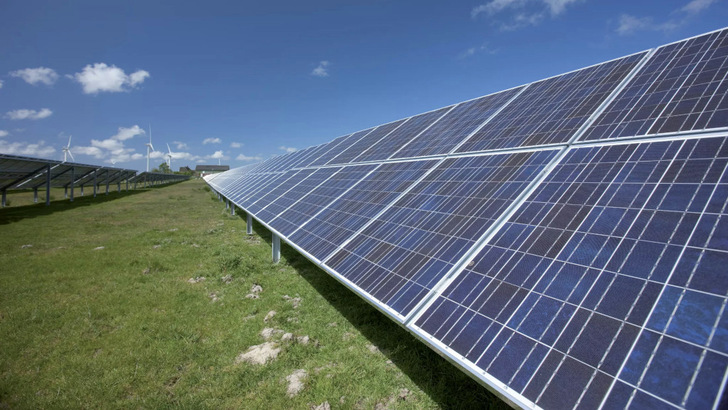 Der Bedarf an Investitionsmitteln für den Bau von Solaranlagen ist riesig.