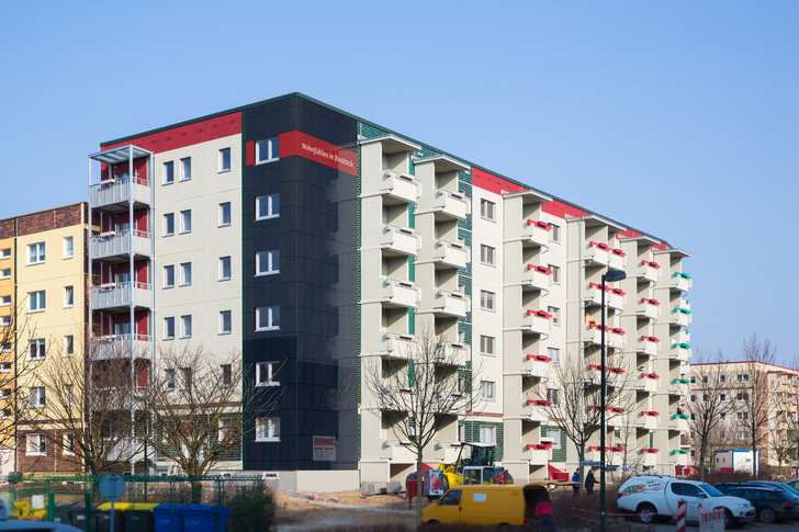 Erzeugt seit fünf Jahren Strom: Fassaden-PV-Anlage an einem Wiro-Wohnhaus in der Joliot-Curie-Allee im Rostocker Stadtteil Toitenwinkel. - © WIRO/Jens Scholz
