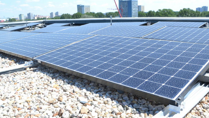 Um den Ausbau der Photovoltaik voranzubringen, müssen dringend mehr Solaranlagen zur gemeinschaftlichen Gebäudeversorgung gebaut werden. - © Velka Botička

