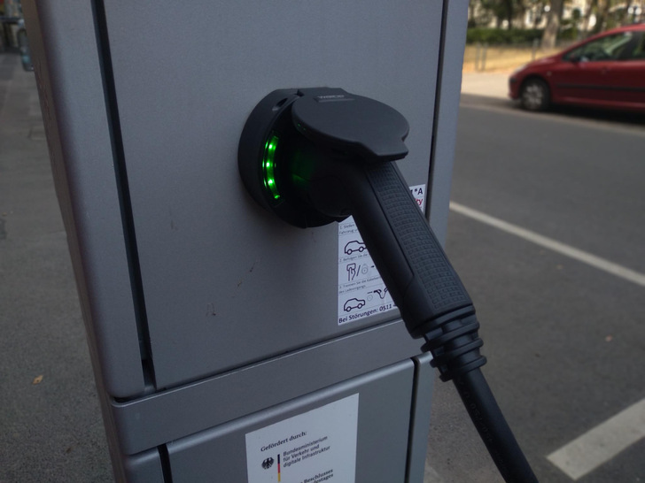 Intelligentes Laden trägt zu CO2-Minderung bei.