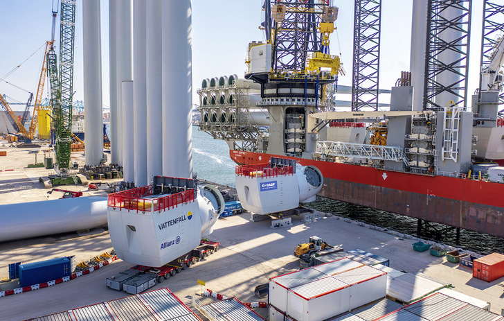 Offshore-Windenergieanlagen im Hafen von Rotterdam für das Vattenfallprojekt Hollandse Kust Zuid in den Niederlanden
