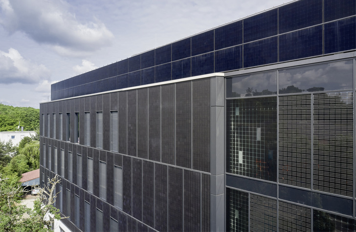 Das neue Bürogebäude von Drees & Sommer in Stuttgart hat eine üppige Solarfassade bekommen. - © Foto: Jürgen Pollak/Drees & Sommer/Schüco International
