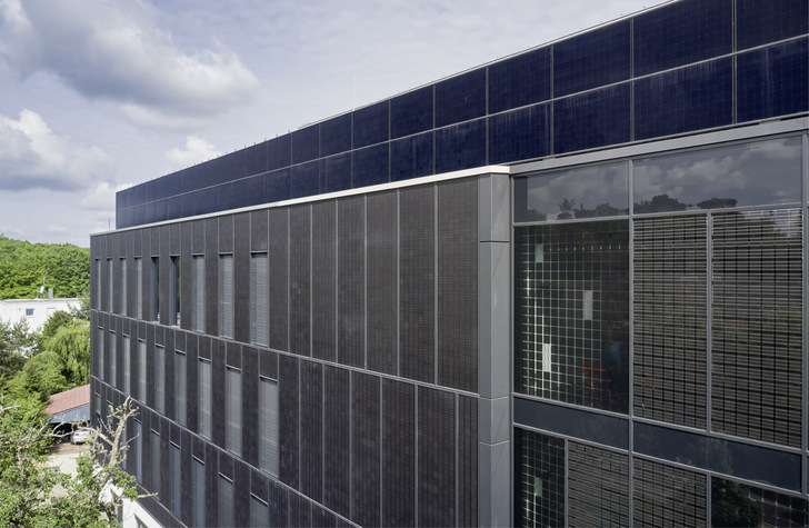 Das neue Bürogebäude von Drees & Sommer in Stuttgart hat eine üppige Solarfassade bekommen.