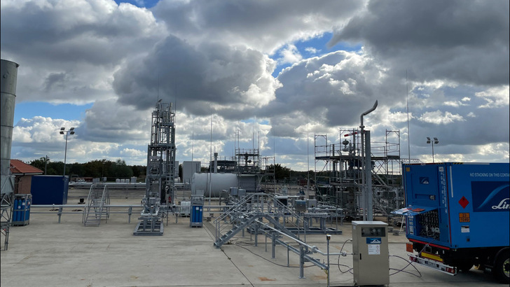 Die ersten Tankfahrzeuge sind angedockt und liefern den Wasserstoff, der in die Kaverne eingespeichert wird.