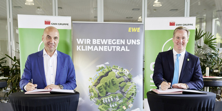 Unterzeichnung: Stefan Dohler, EWE-Vorstandsvorsitzender (links), Alexander Becker, CEO GMH-Gruppe - © Foto: Marco Ophaus
