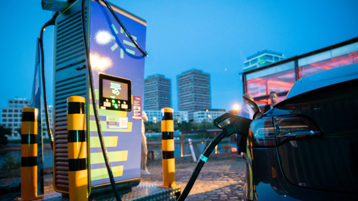 Die Supermarktkunden laden ihre Autos meist während des Einkaufs, auch wenn die Ladesäule außerhalb dieser öffentlich zugänglich ist. - © Spindler&Klatt/Greenman Energy
