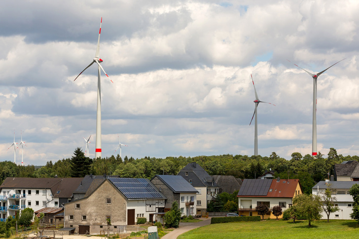 Das könnte Neugroßdorf sein, eine Gemeinde, die einen Windpark plant. - © Kara - stock.adobe.com
