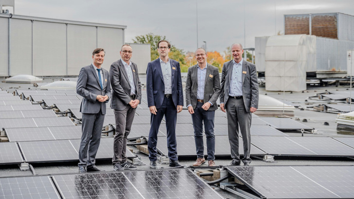 Zur Einweihung der neuen Solaranlage hat der Manager des Paunsdorf Centers Rainer Borst (auf dem Bild rechts) Sachsens Umwelt- und Energieminister Wolfram Günther (2.v.r.) begrüßt. Außerdem sind zum Start der Solaranlage Heiko Rosenthal, Umweltstadtrat von Leipzig, Andreas Hohlmann, Chef von URW Deutschland und Österreich und Maik Piehler, Geschäftsführer der Stadtwerke Leipzig (v.l.n.r.) auf das Dach des Einkaufszentrums gestiegen. - © URW
