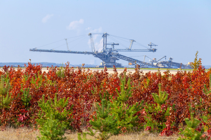 Tagebau Nochten mit Rekultivierungsfläche: Wann hier Schluss sein wird, wissen selbst die Anwohner noch nicht. Der Tagebau versorgt das heute von Energieunternehmen Leag betriebene Kraftwerk Boxberg.  - © Vattenfall / Andreas Franke
