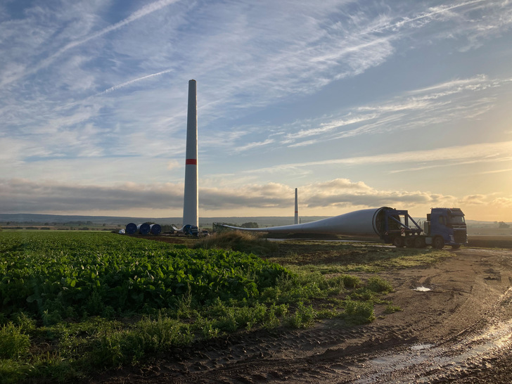 Windpark Gevensleben / Uehrde / Winnigstedt bei Anlieferung von Rotorblätter im August 2023. Diese Nordex-Anlagen vom Typ N163/6.X werden zum Jahreswechsel noch mit Nennleistung von 6,8 Megawatt in Betrieb gehen.