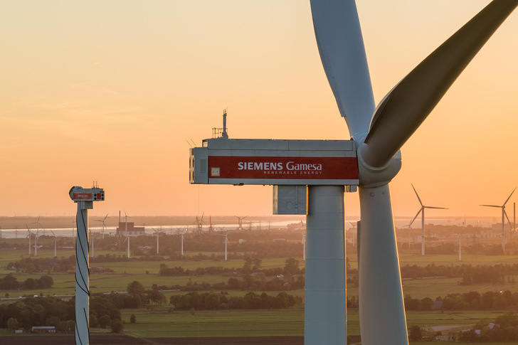 Erste Anlagen der Plattform SG 5.X in Deutschland: zwei Turbinen vom Typ SG 5,8-155 im Windpark Nortorf, errichtet 2022. Zu dieser Plattform gehören auch die neuen Sechs- bis Sieben-Megawatt-Turbinen von Siemens Gamesa mit den Anlagen SG 6.6-155, SG 6.6-170 und SG 7.0-170 mit 6,6 bis 7,0 Megawatt Nennleistung sowie 155 und 170 Meter Rotordurchmesser. - © Siemens Gamesa
