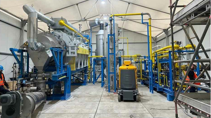 In einer Anlage in Lingen wird die Roheisenproduktion mit grünem Wasserstoff im kleinen Maßstab getestet. - © HyIron
