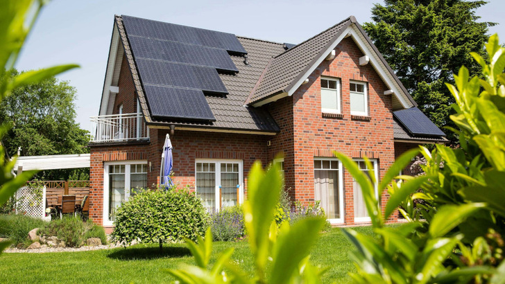 Die Partnerhandwerker von DZ4 bauen in den nächsten Monaten 3.500 Solaranlagen auf Einfamilienhäuser, finanziert von Greenfinch.