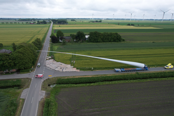 Rotorblatttransport zur Errichtung des schleswig-holsteinischen Windparks Vettenbüttel bei Brunsbüttel, 2022, 3 Nordex-Turbinen, N147/5700