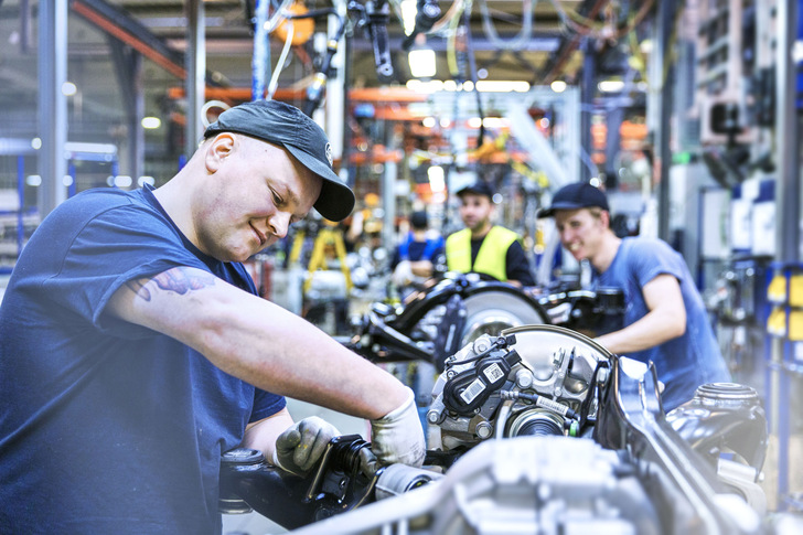 Montage von Achsen durch Thyssenkrupp Automotive Systems in Leipzig.