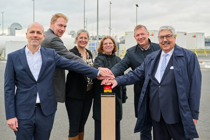 Start des Probebetriebs des Hydrogen Lab Bremerhaven: David Wenger, Geschäftsführer Wenger Engineering; Kevin Schalk, Gruppenleiter HLB Fraunhofer Iwes; Nora Denecke, Abteilungsleiterin Wasserstofflabore und Feldtests Fraunhofer Iwes; Kristina Vogt, Senatorin für Wirtschaft in Bremen, Andreas Reuter, Institutsleiter Fraunhofer Iwes, Melf Grantz, Oberbürgermeister Bremerhaven (v.l.) drücken den symbolischen roten Knopf. - © Hauke Müller
