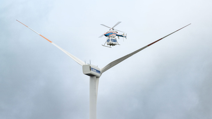 Die Drohne Superartis im Anflug auf eine Windenergieanlage.