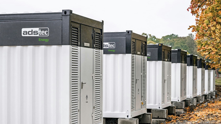 Die Speichercontainer von ADS-TEC können den zwischengelagerten Strom mit einer Leistung von 30 Megawatt ins Netz schieben. - © ADS-TEC
