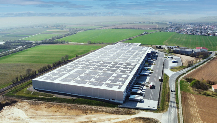 Carbonfreed hat zusammen mit Wirsol diese Anlage auf dem Dach einer Logistikhalle in Monsheim mittels Gridcert ans Netz gebracht. - © Wirsol Roof Solutions
