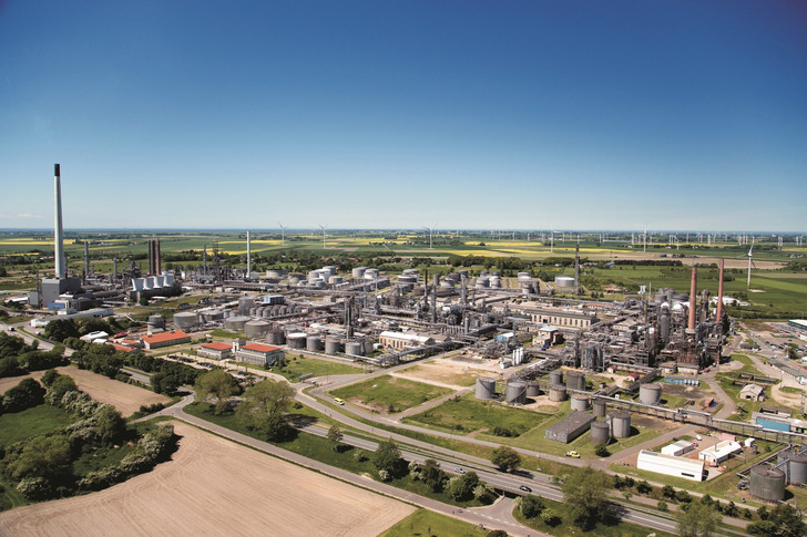Die Raffinerie Heide in Hemmingstedt, Produktionsanlagen mit Windkraftanlagen im Hintergrund. - © Ingo Barenschee - Raffinerie Heide

