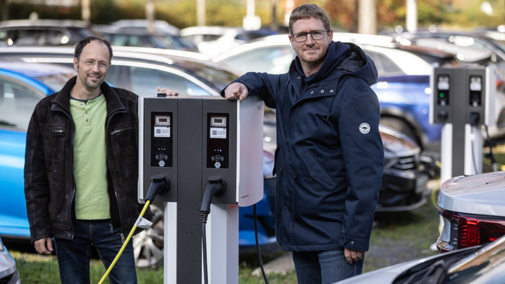 An insgesamt 103 Ladesäulen können Miterbeiter:innen und Gäste von SMA ihre Elektroautos aufladen. - © SMA/Heiko Meyer
