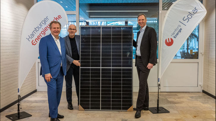 Hamburgs Umwelt- und Energiesenator Jens Kerstan, Bäderland-Chef Dirk Schumaier und Michael Prinz, Geschäftsführer der Hamburger Energiewerke (v.l.n.r.), haben die erste Anlage auf einem Schwimmbad der Hansestadt eingeweiht.