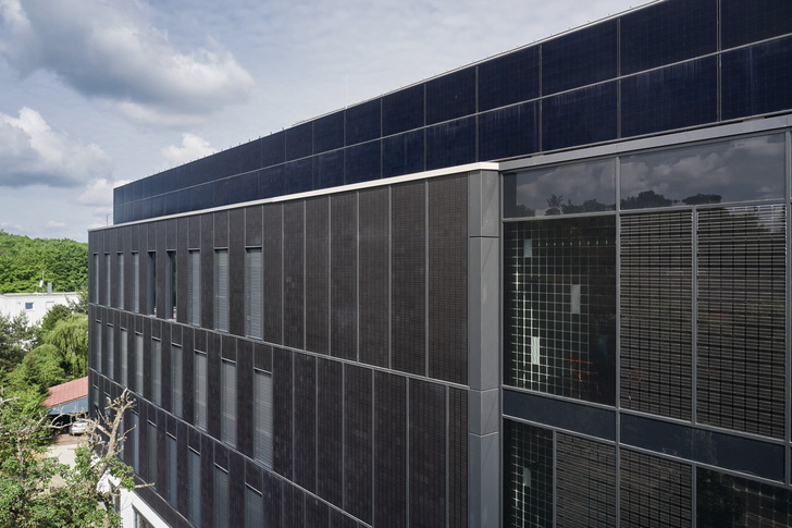 Das neue Bürogebäude von Drees & Sommer in Stuttgart hat eine üppige Solarfassade bekommen. - © Jürgen Pollak/Drees & Sommer/Schüco International
