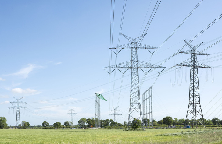 Bau der Freileitung Wilhelmshaven-Conneforde in Niedersachsen - © TenneT
