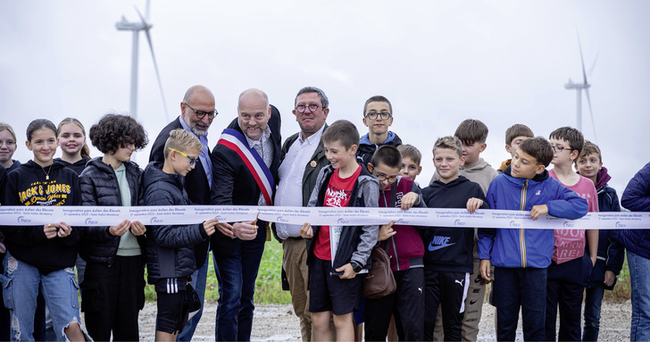 Feierliche Windparkeröffnung des Parc éolien des Bleuets am 21. September 2023 bei Saint-Aubin-Montenoy an der Somme mit dem „Maire“: 
Der Bürgermeister Vincent Viltart durchschneidet das Band für die Inbetriebnahme der sieben Anlagen mit zusammen 25,2 Megawatt. - © Foto: Iminance - H2air
