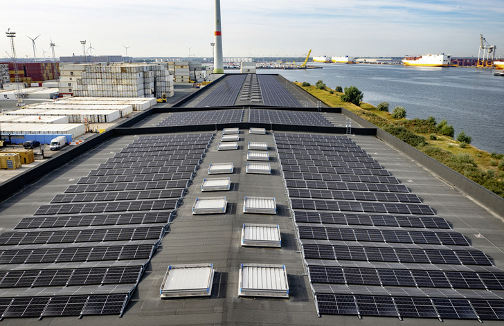 Perfekte Dekarbonisierung der Industrie: MSC Med Repair hat mit dieser Installation von Trina-Modulen im Hafen von Rotterdam gezeigt, welches Potenzial die Photovoltaik im Gewerbe hat. - © Foto: Trina Solar
